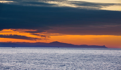 Fototapeta na wymiar Sunset and sea waves 