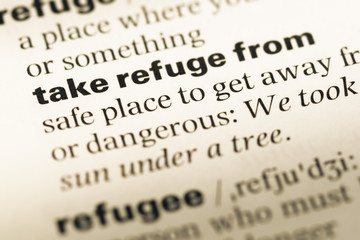 Obraz premium Close up of old English dictionary page with word take refuge fr