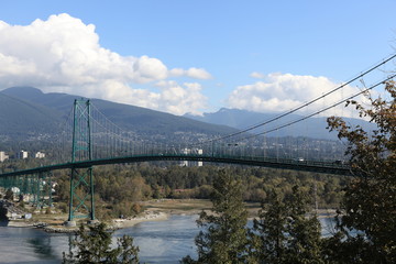 Seitenansicht der Lions Gate Bridge in Vancouver, BC