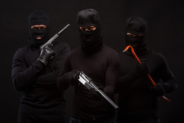 Robbers with rifle