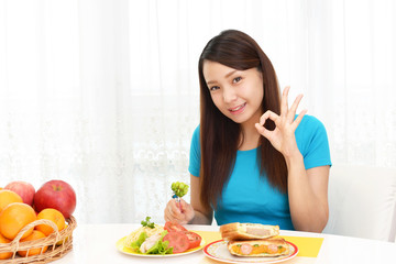 Obraz na płótnie Canvas 食事を楽しむ女性