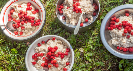 hikers breakfast porridge with raspberry