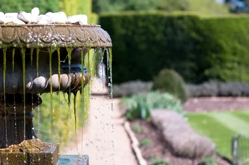 Crédence de douche en verre acrylique avec photo Fontaine Cool water flowing from an old antique fountain
