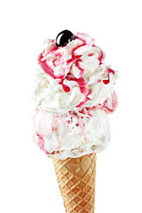 gelato con panna e amarena isolato