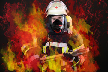 Feuerwehrmann umhüllt von Rauchgasen durch Flashover