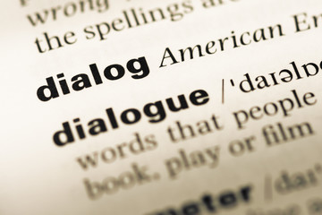 Obraz premium Zamknij się stara strona słownika języka angielskiego w oknie dialogowym słowa