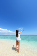 Fototapeta na wymiar 沖縄の海でくつろぐ女性