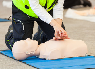 CPR training with dummy - obrazy, fototapety, plakaty