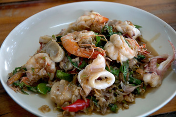 Spicy stir-fried shrimp and squid with pepper and ginger (Thai seafood)