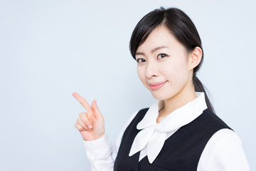 説明する女性