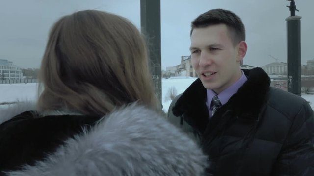 Man tries to justify his being late for date. Girl attacks him.