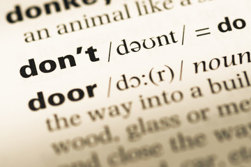 Obraz premium Close up of old English dictionary page with word don't