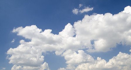 Obraz na płótnie Canvas White clouds in deep blue sky