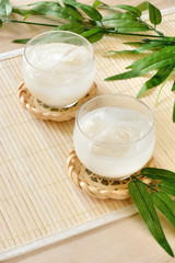 冷やし甘酒　木目背景

