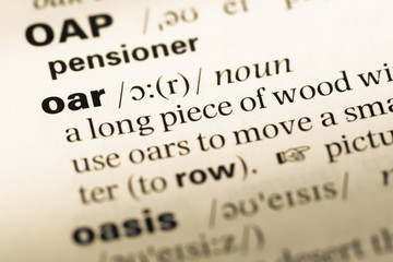 Obraz premium Close up of old English dictionary page with word oar