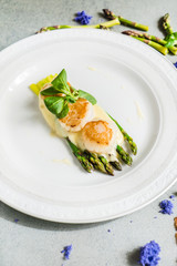 Freshly sauteed scallops with green asparagus