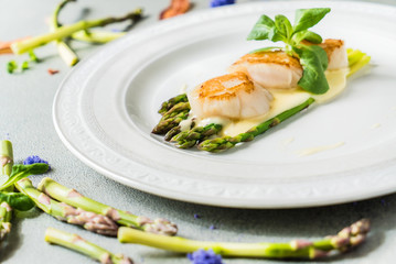Freshly sauteed scallops with green asparagus
