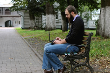 Obraz premium man reading books in the park