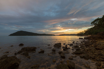Obraz premium Sunset on the shore of tropical Koh Chang Island. Thailand.