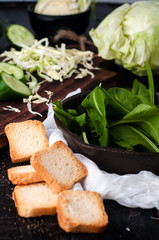  croutons of white bread and spinach served