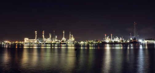 Fototapeta na wymiar Beautiful light of oil refinery factory in night time.