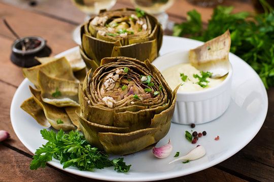 Baked artichokes cooked with garlic sauce, mustard and parsley