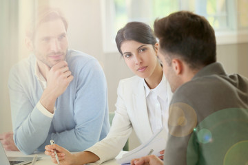 Obraz premium Business people meeting for budget presentation