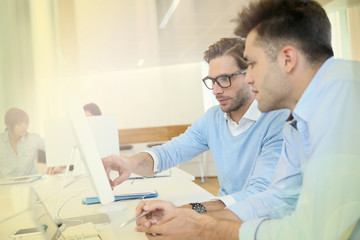 Obraz premium Businessmen in work meeting with laptop computer