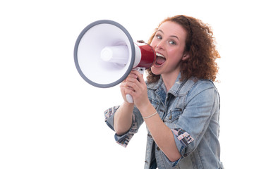 frau mit locken macht durchsage über das megafone