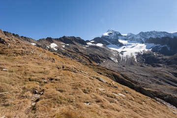 Fototapeta na wymiar trekking in the Italian Alps; it's autumn with no people around