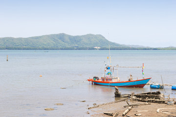 Obraz premium Fishing boat dock at the port are collapses in Fisherman Village
