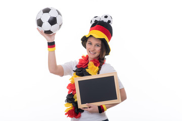 fußballbegeisterte frau im deutschlandlook mit tafel