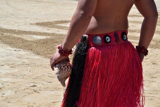 Homme polyn&eacute;sien avec un coquillage
