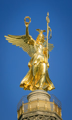 Fototapeta premium Berliner Siegessäule Viktoria Goldelse im Sonnenschein