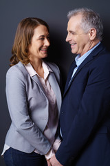 verliebtes älteres paar schaut sich an