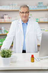 apotheker in seinem geschäft