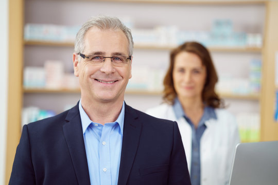 zufriedener kunde beim einkauf in der apotheke