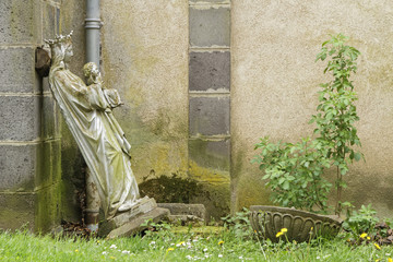 Statue abandonnée