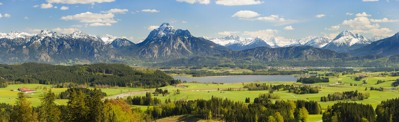 Fototapeta na wymiar Panorama Landschaft in Bayern im Allgäu bei Füssen mit Forggensee und Alpen