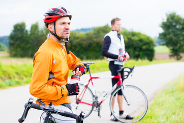 Fototapeta premium Two sport cyclists having break