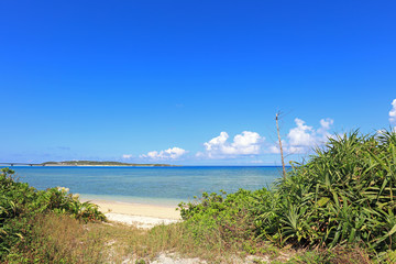 美しい沖縄のビーチと夏空

