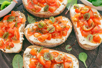 Sandwich with tomatoes, goat cheese and basil
