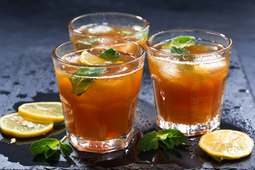 mint iced tea in glasses