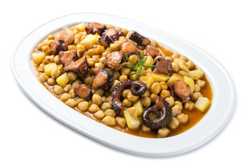 Garbanzos con pulpo aislados