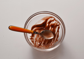 finalizando el pudding de chocolate, envase con crema de chocolate.
