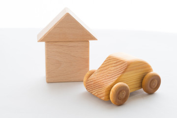 木の車と家
