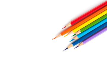 Набор цветных карандашей на белом фоне.