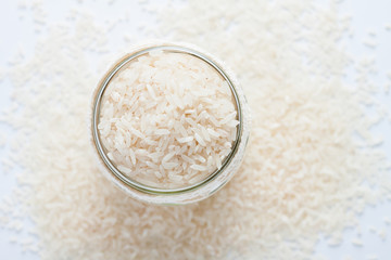Рис в банке на белом фоне.