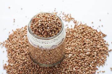 Гречка в банке на белом фоне.