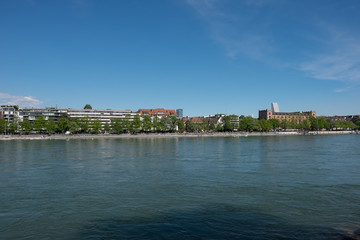 Fototapeta premium Fussufer inder Stadt schöhn Grün